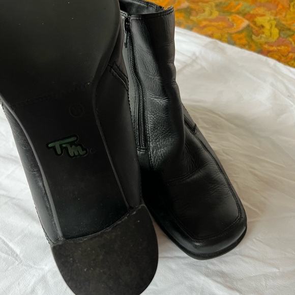 Vintage black leather ankle boots with small heel and zipper closure - Picture 4 of 4